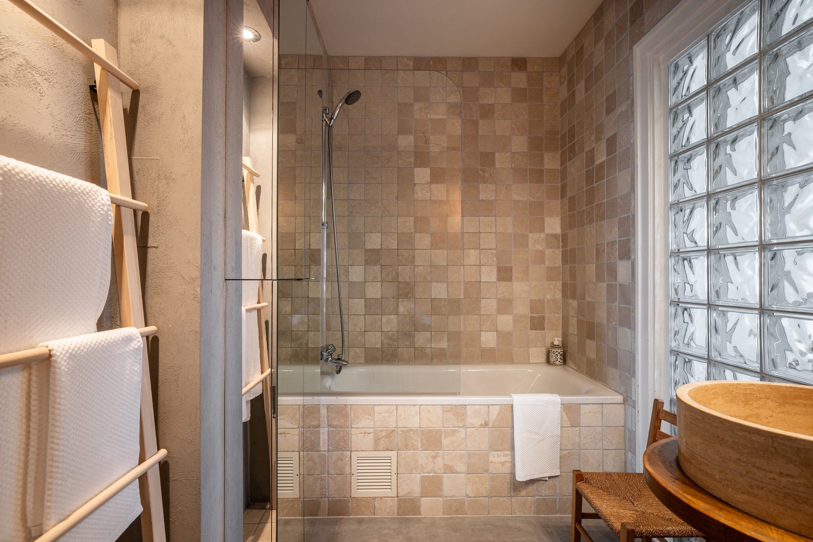 Baderom med innfliset badekar og dekorativ innredning. Galleribilde