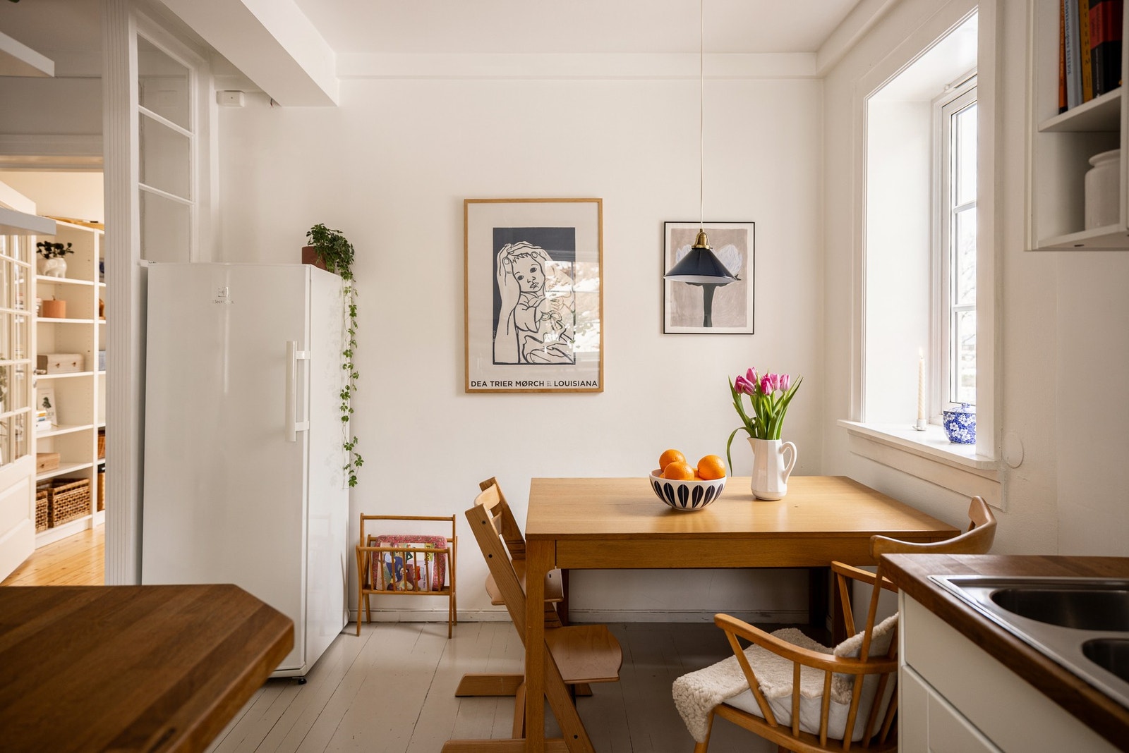 Det er fint med et eget spisebord også på kjøkkenet. Galleribilde