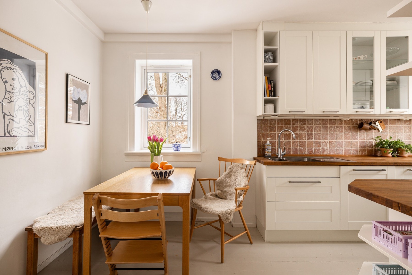 Kjøkkenet er veldig sjarmerende med tidløs klassisk innredning. Galleribilde