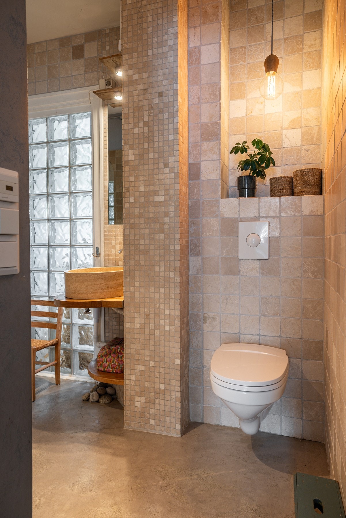 Det er klargjort opplegg for vaskemaskin på badet. Dagens eier benytter seg av det velfungerende fellesvaskeriet i kjeller i samme oppgang. Galleribilde