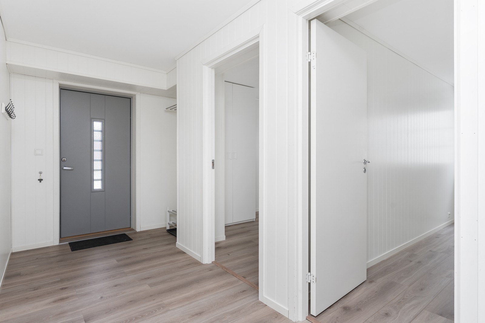 Velkommen inn! Lys og romslig gang med varmekabler i gulv. Galleribilde