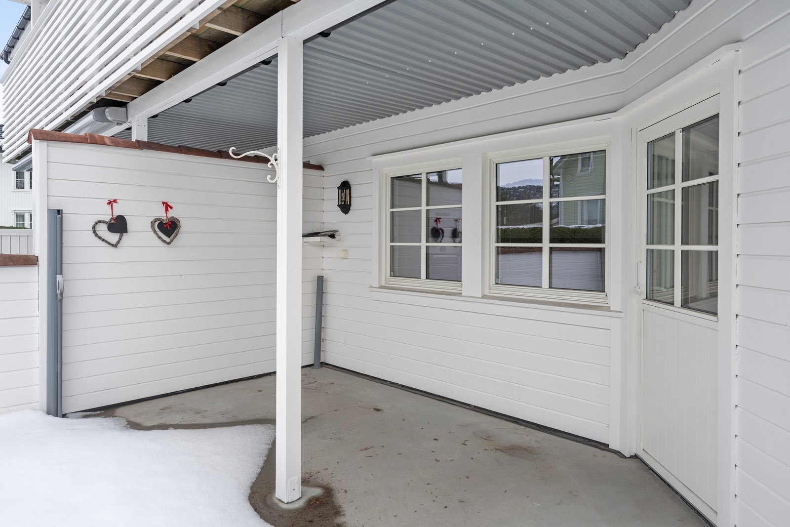 Delvis overbygd og skjermet uteplass med adkomst fra stua Galleribilde