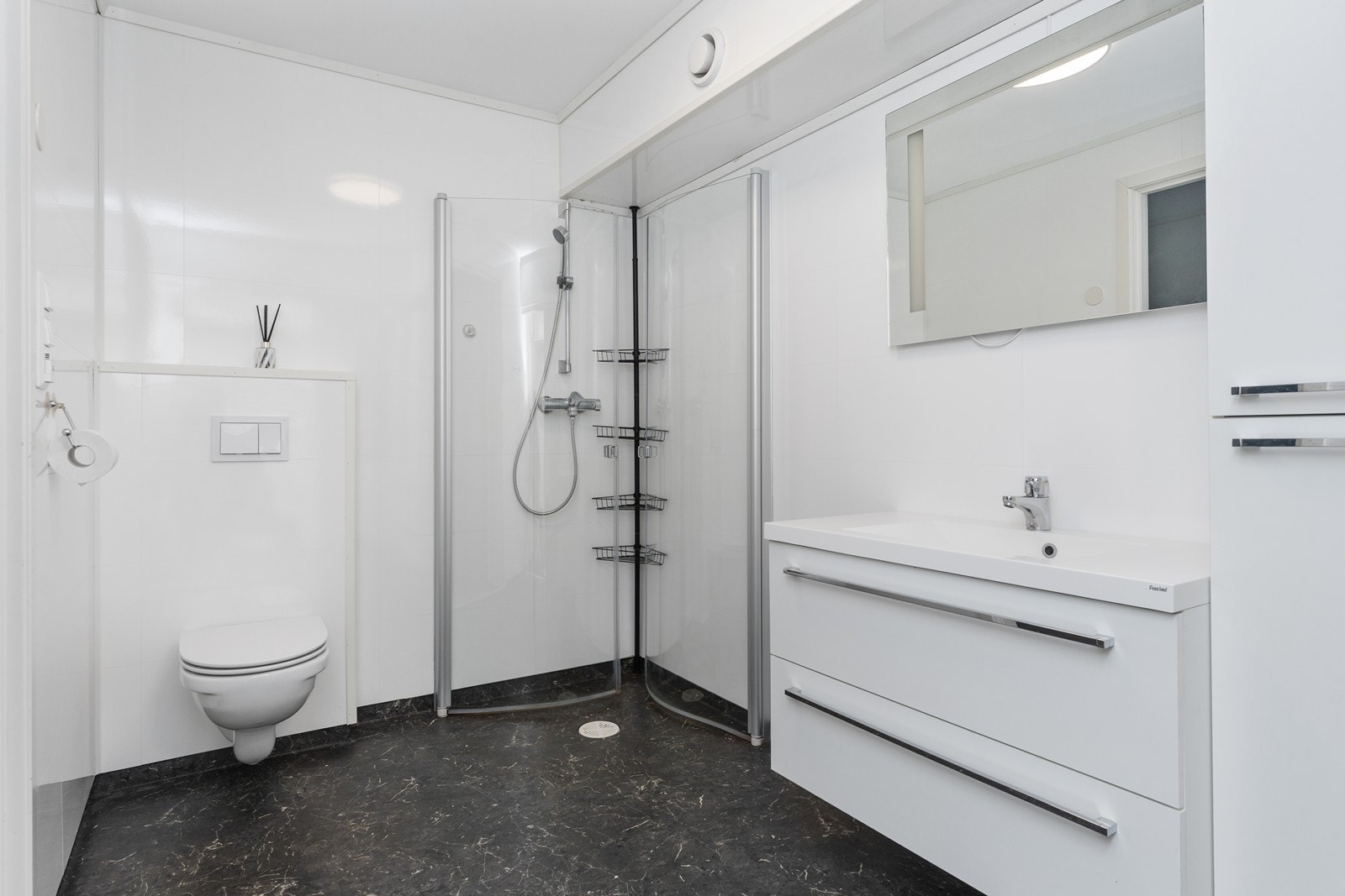 Romslig bad med varmekabler i gulv Galleribilde