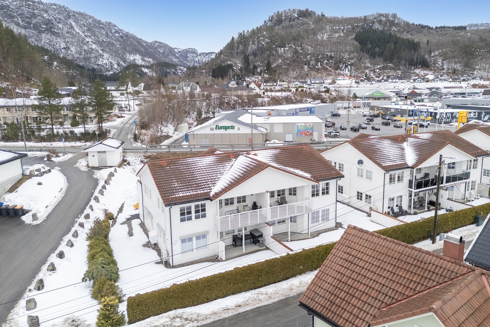 Sentral beliggenhet med div. butikker like over gata. Galleribilde