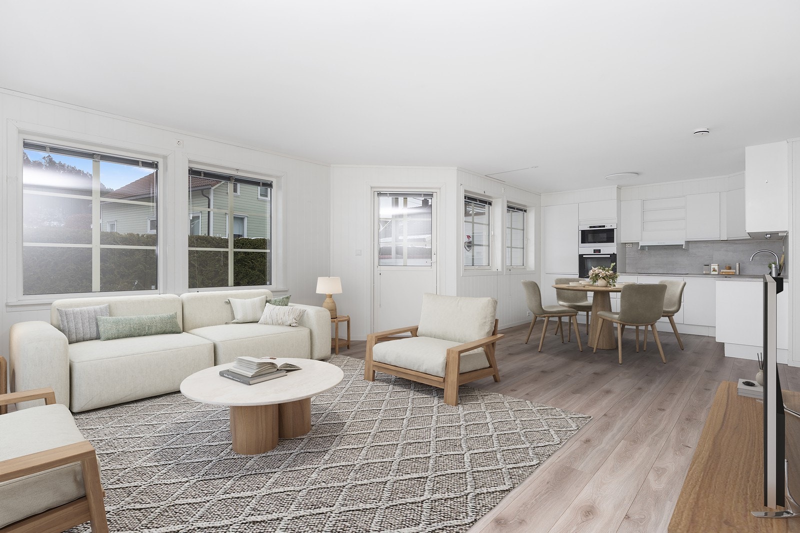 Åpen løsning mot kjøkkenet, og god plass til både stor sittegruppe og spisebord Galleribilde