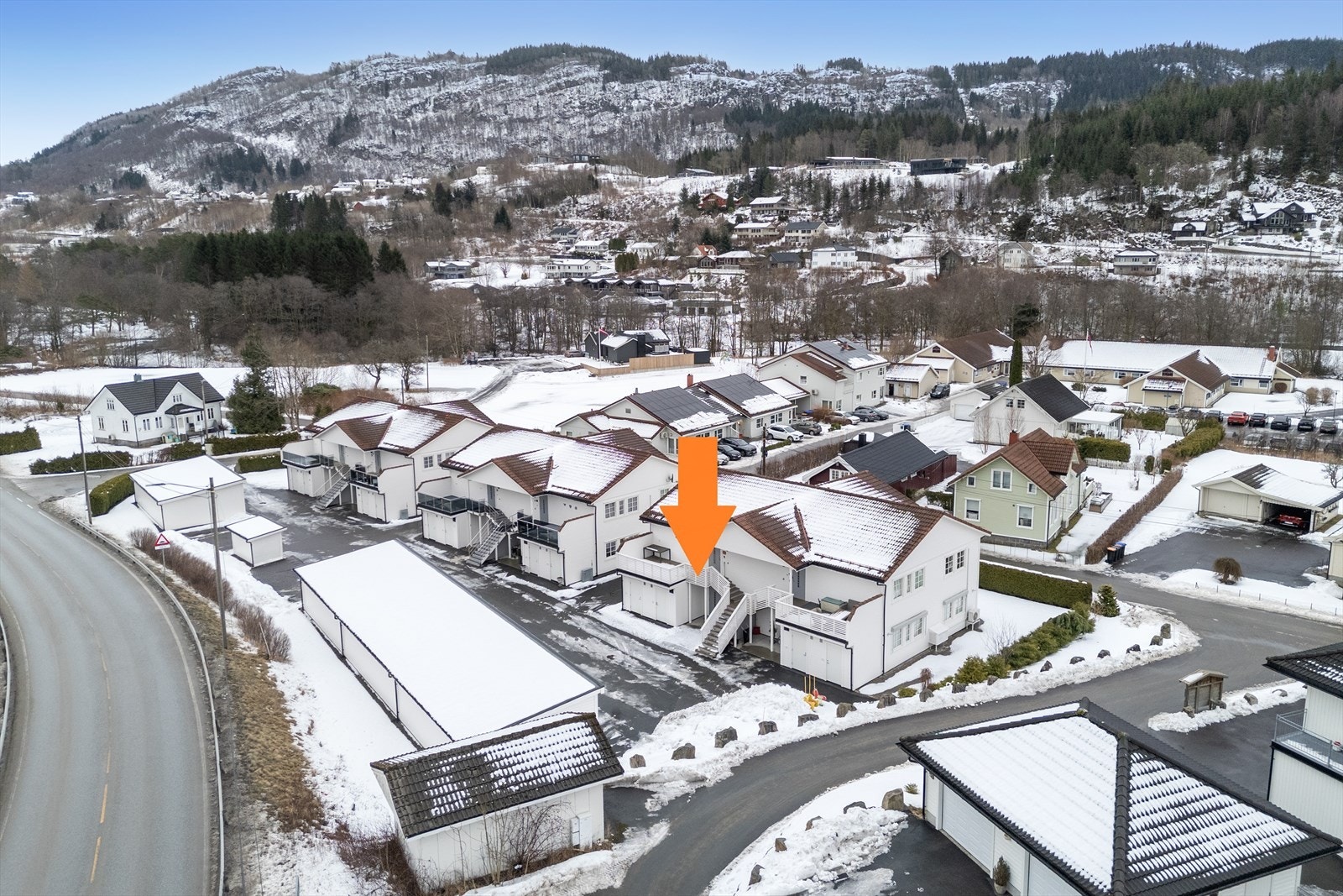 Leiligheten ligger i 1.etasje i den innerste av de 3 firemannsboligene. Galleribilde