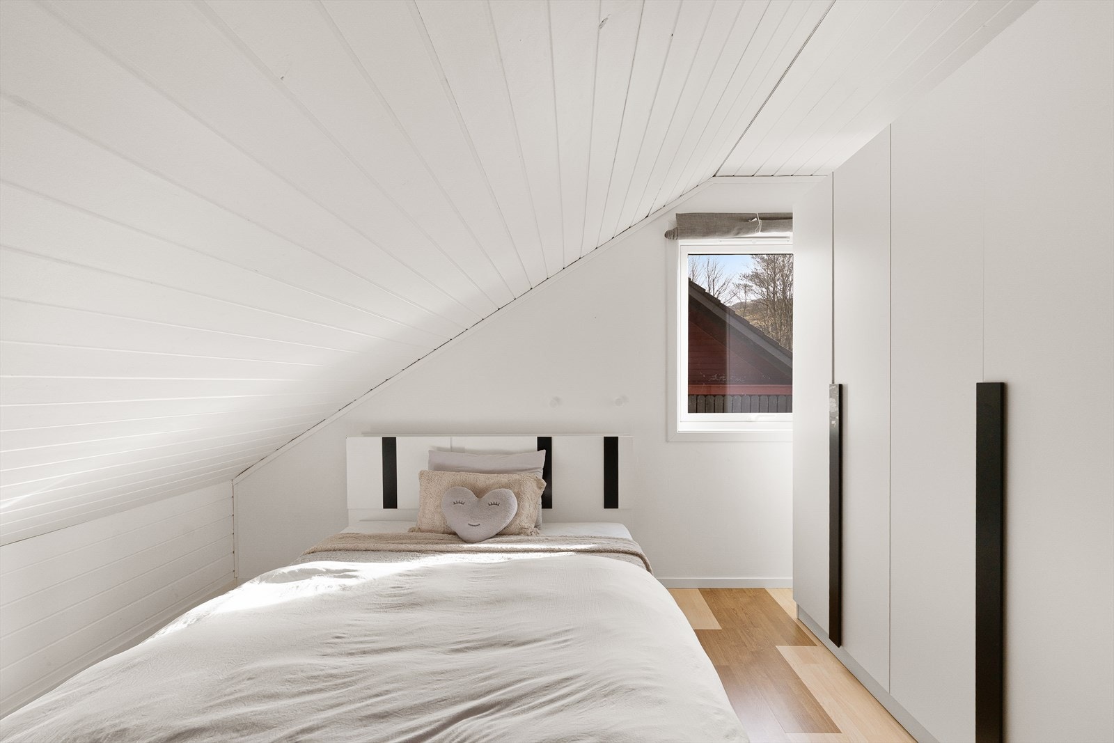 Garderobeskap medfølger Galleribilde