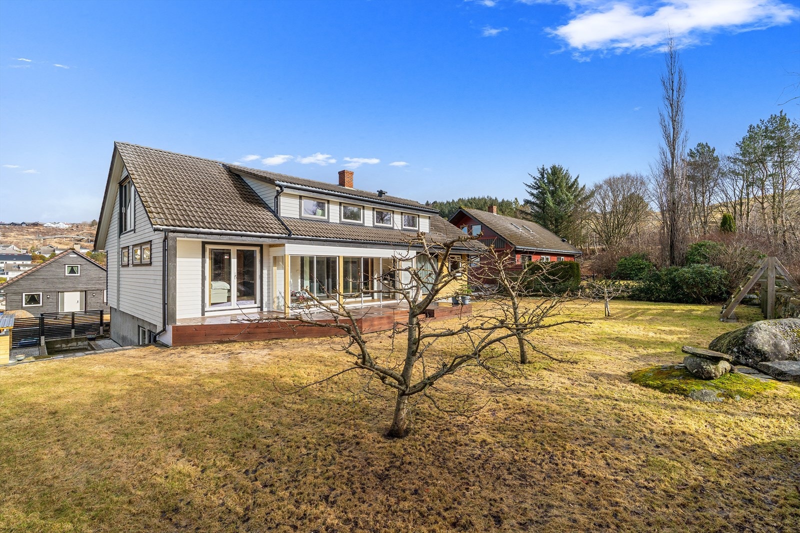 Eiendom med romslig hage og vinterstue, og grenser til friareal. Lerkevegen ligger godt plassert midt på Lyefjell Galleribilde