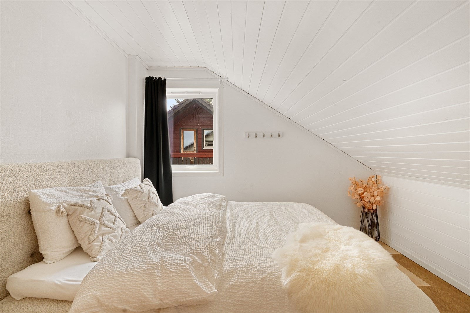 Lyse flater på vegg og laminat på gulv Galleribilde