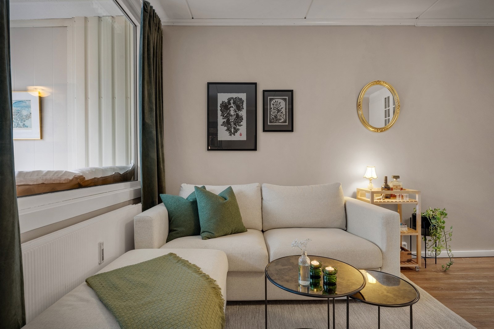 Leiligheten har store vindusflater som slipper inn dagslys til stuen. Galleribilde