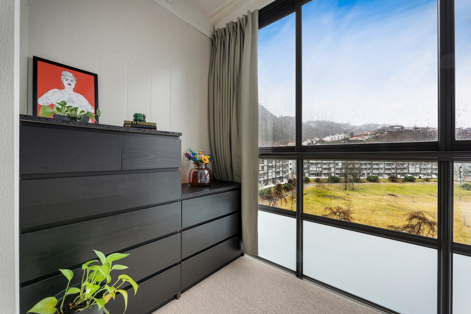 Den innglassete balkongen er 9 m² og gir plass til dobbeltseng og garderobeløsning. Galleribilde