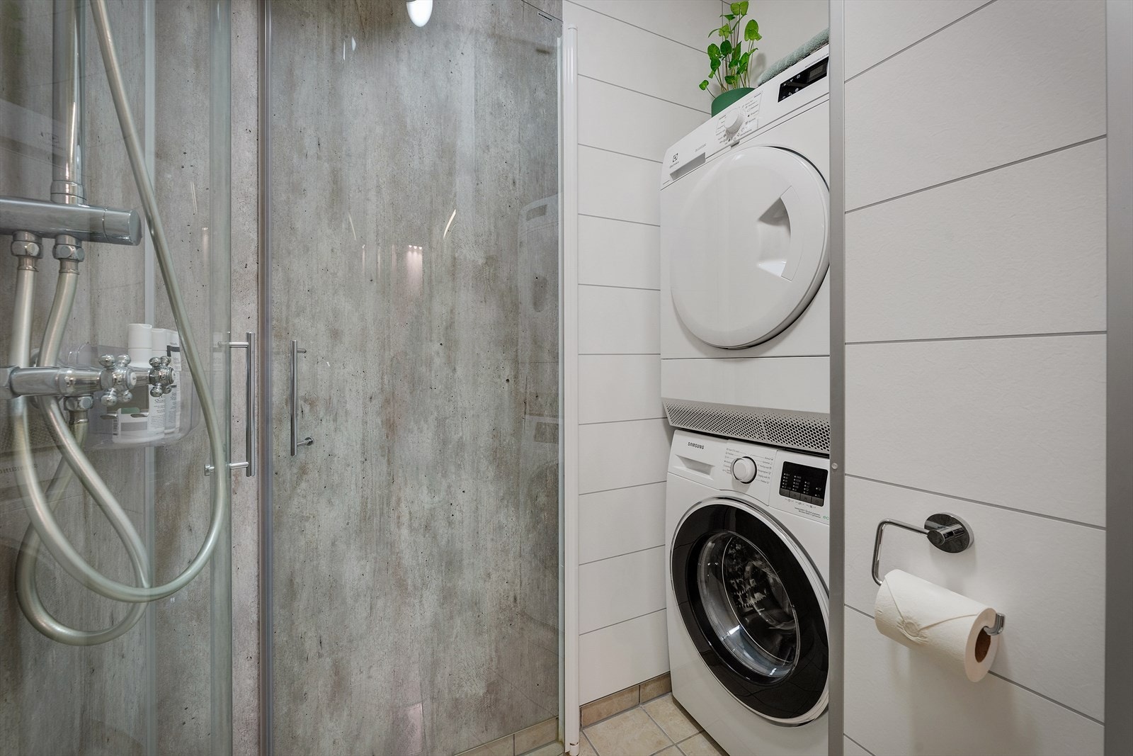 Badet har opplegg for vaskemaskin og tørketrommel. Galleribilde