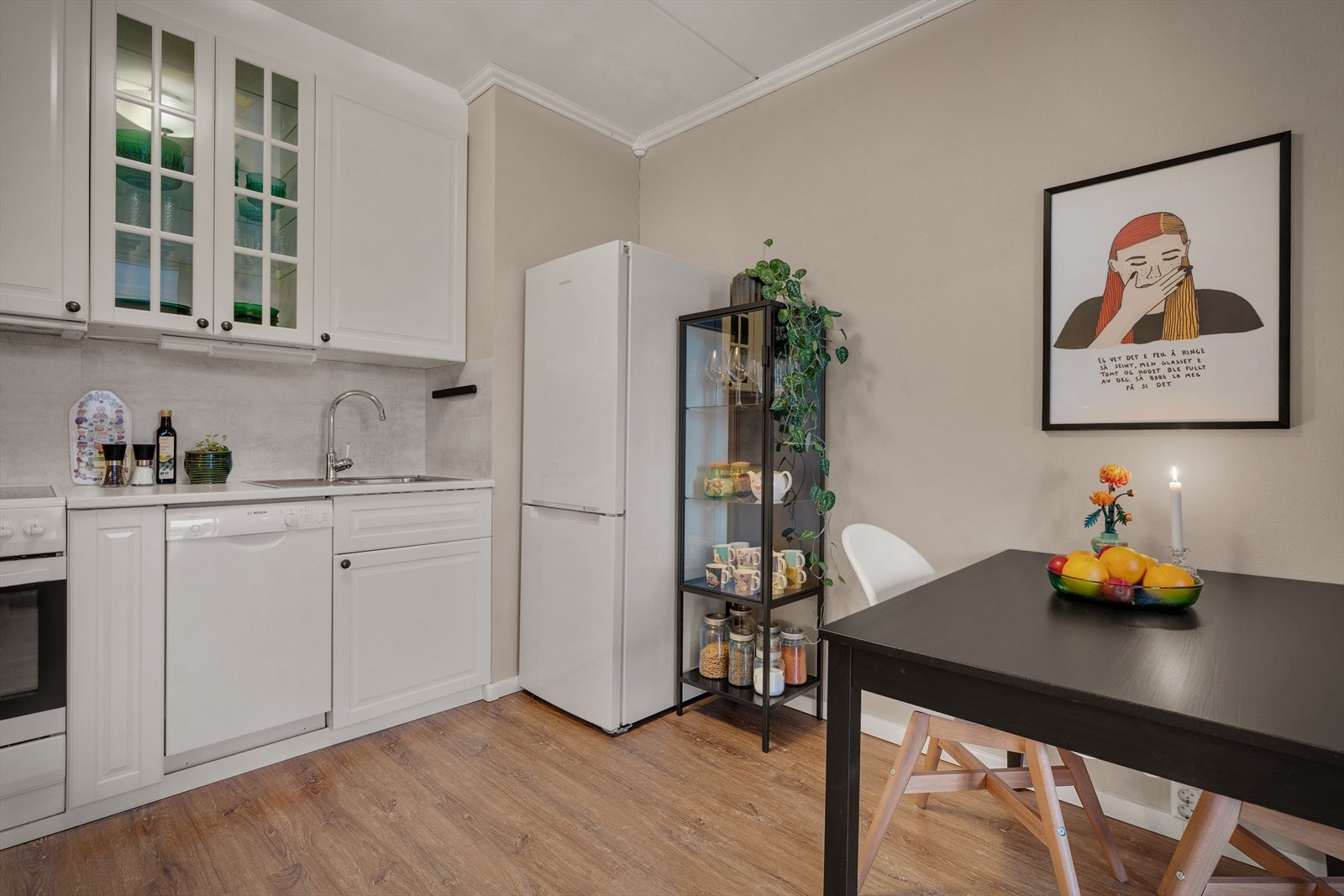 God plass til spisebord i nærhet av kjøkkenet. Galleribilde