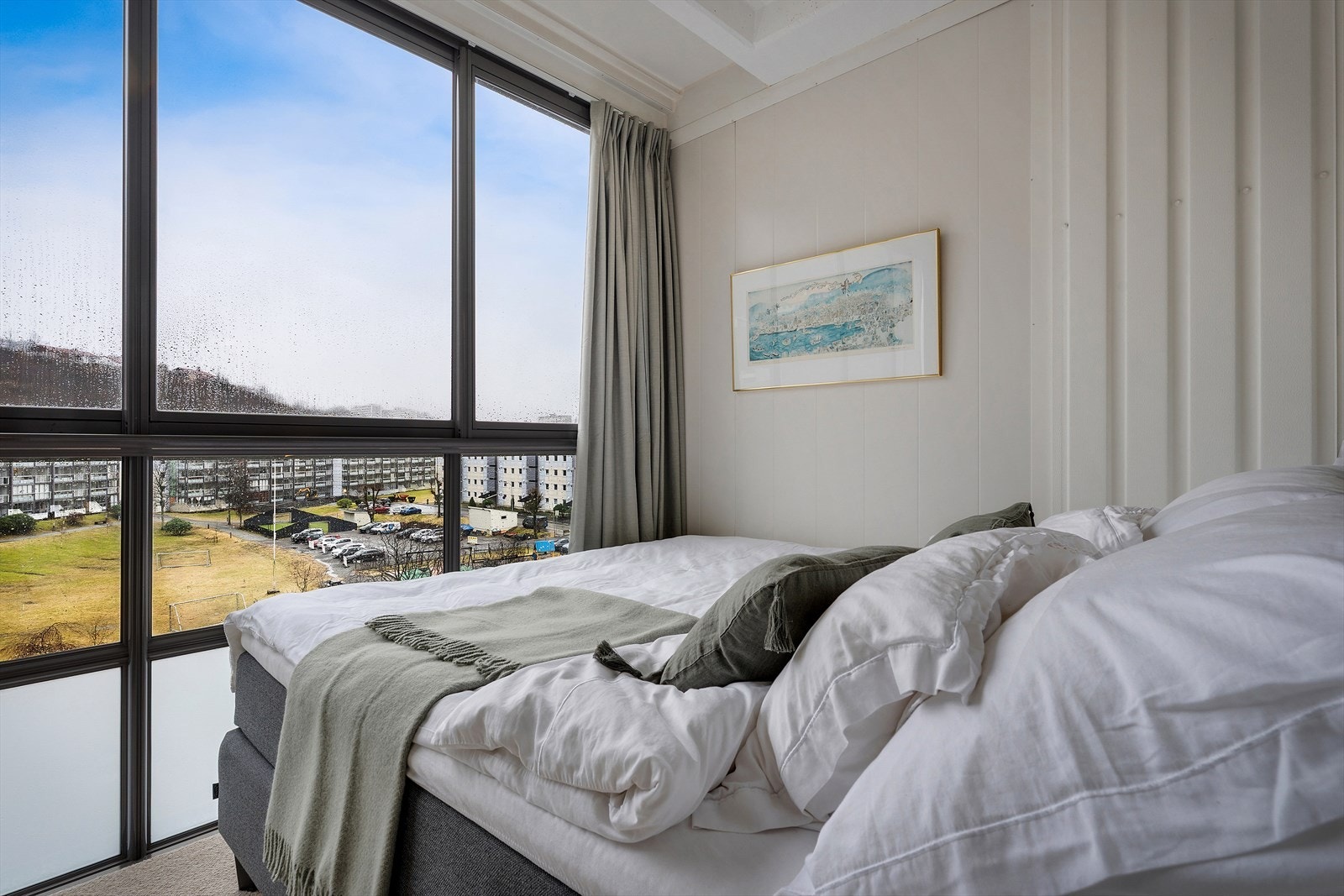 Den innglassede balkongen er innredet med en seng og fungerer ypperlig som soveplass Galleribilde