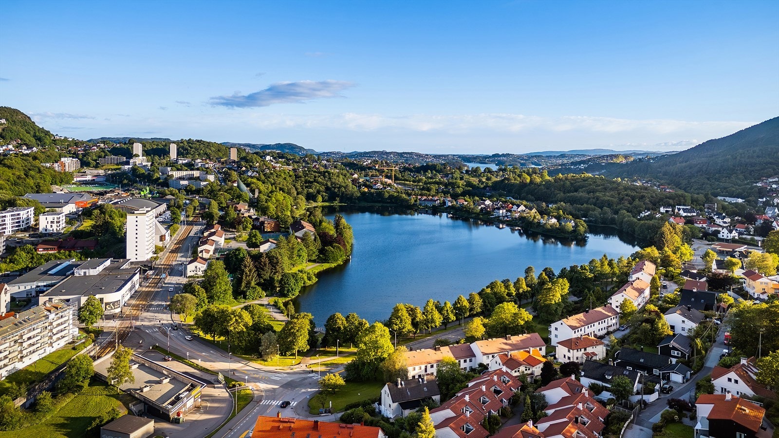 Fra leiligheten er det kort vei til busstopp, dagligvarebutikk, bakeri og treningssenter. Galleribilde