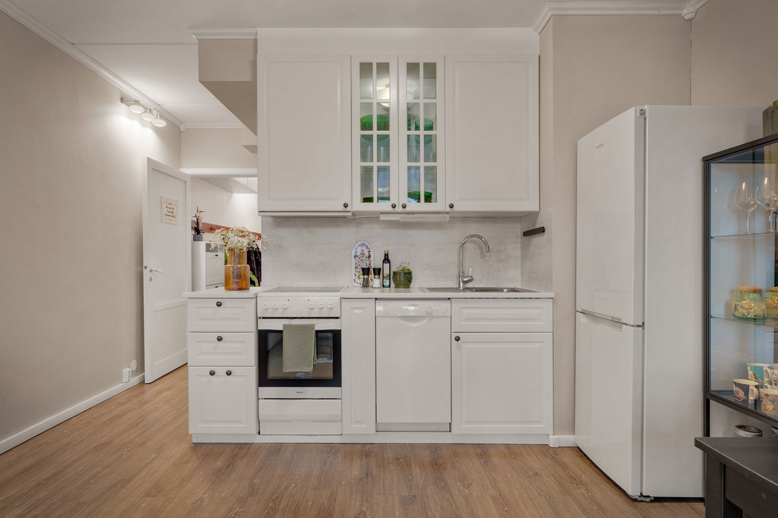 Kjøkkenet har profilierte fronter og laminert benkeplate. Galleribilde