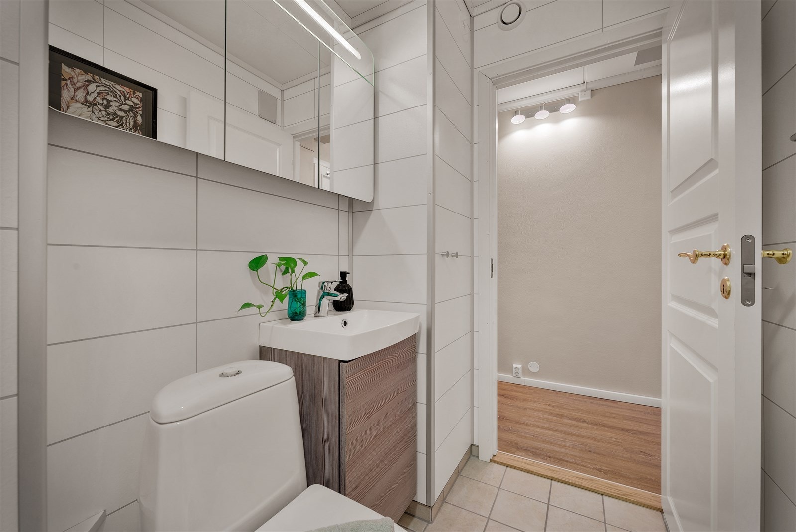 Servant med heldekkende vask og stilfullt belyst speil. Galleribilde