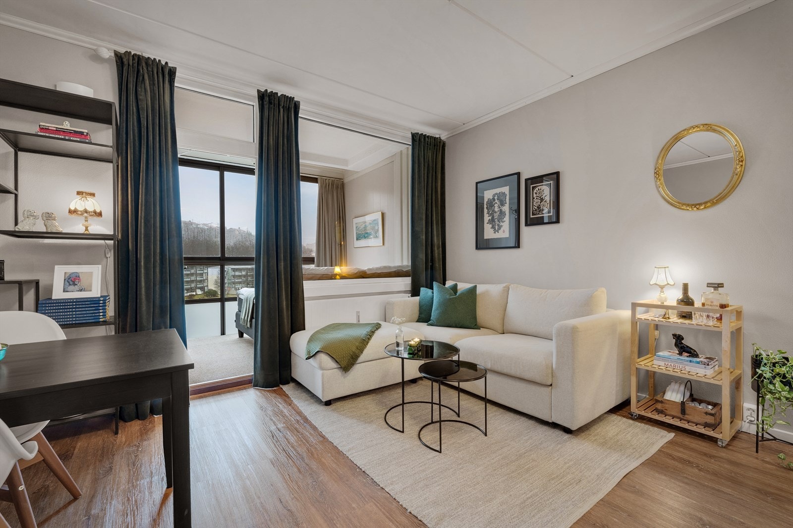 Fra stuen er det utgang til en innglasset balkong. Galleribilde