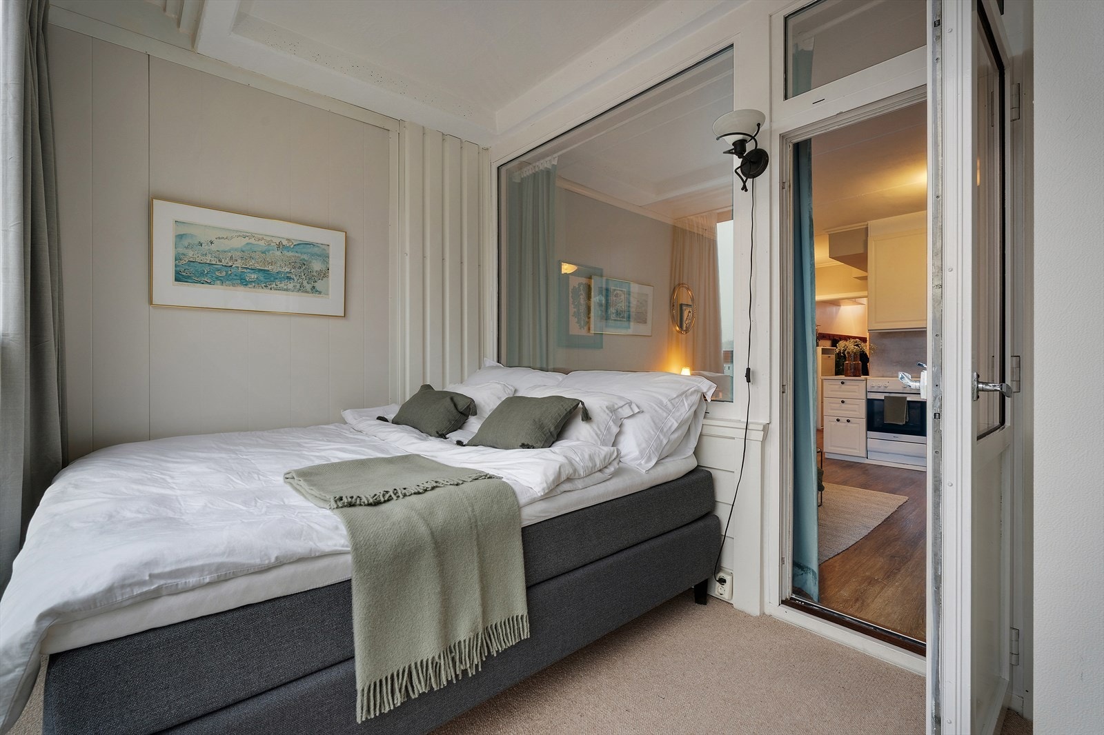 Den innglassede balkongen bidrar til at leiligheten oppleves mer romslig enn sitt faktiske innvendige areal. Galleribilde