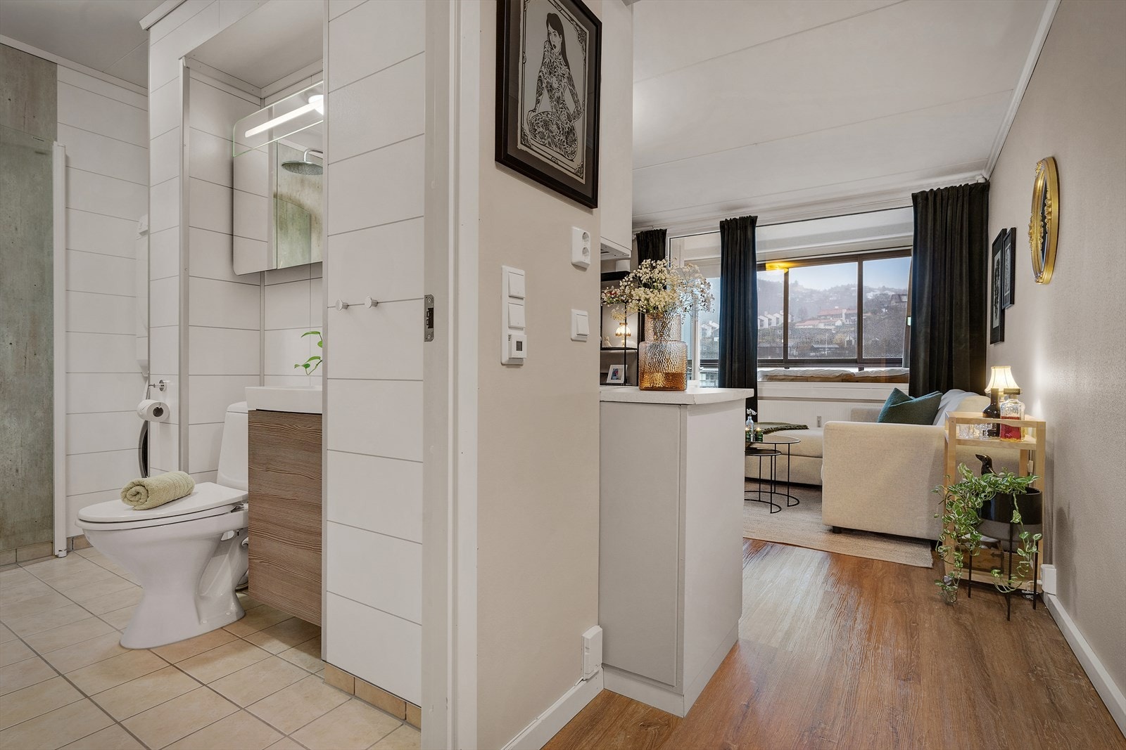 Fra entreen har man adgang til både leilighetens bad og stuen. Galleribilde