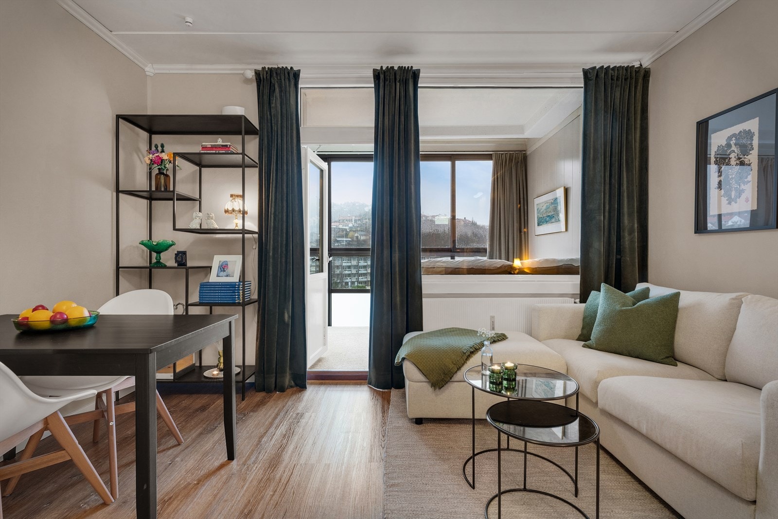 En åpen kjøkken og stue løsning som måler til 18,7m² Galleribilde