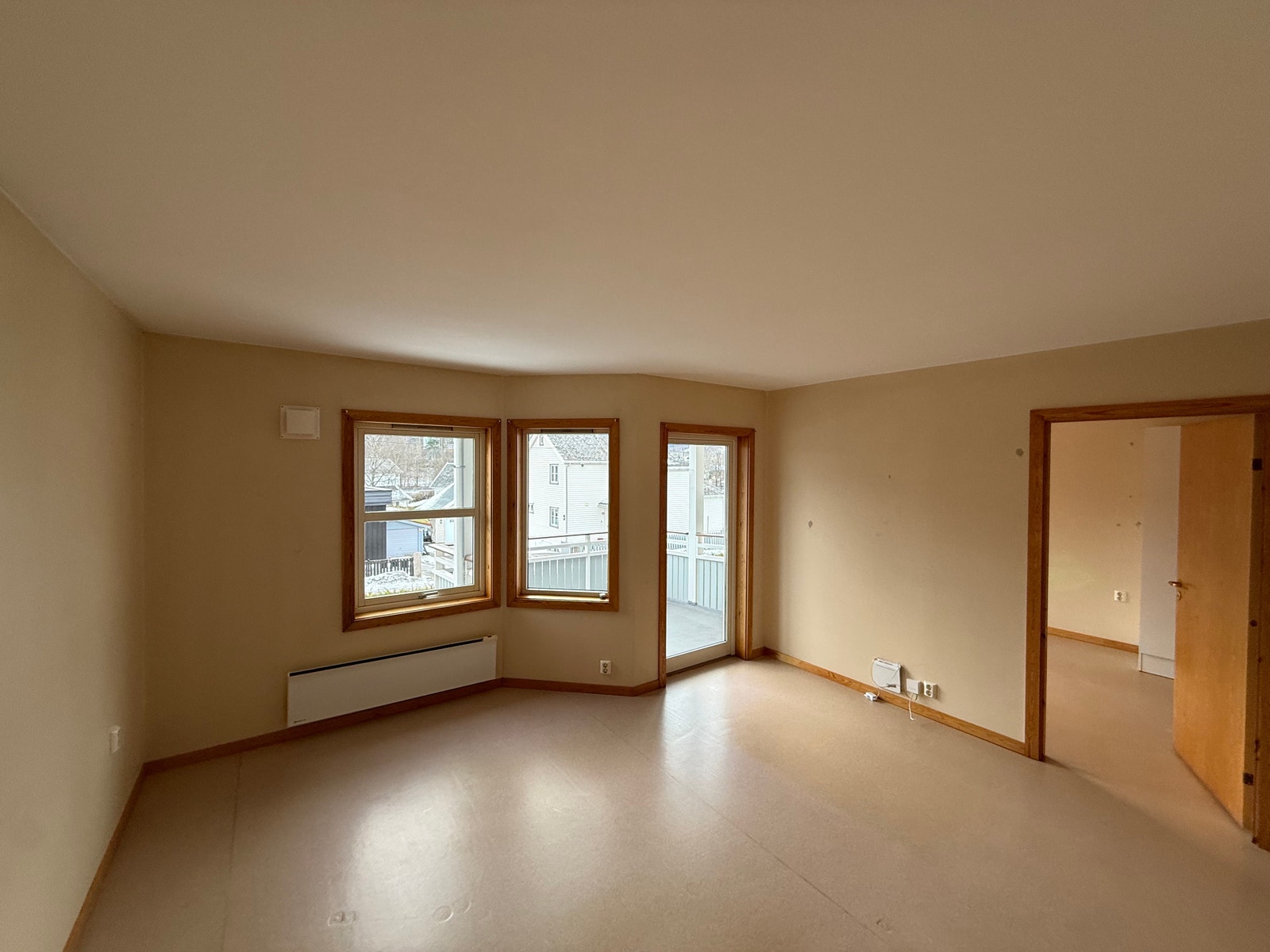 Stue med utgang til veranda Galleribilde