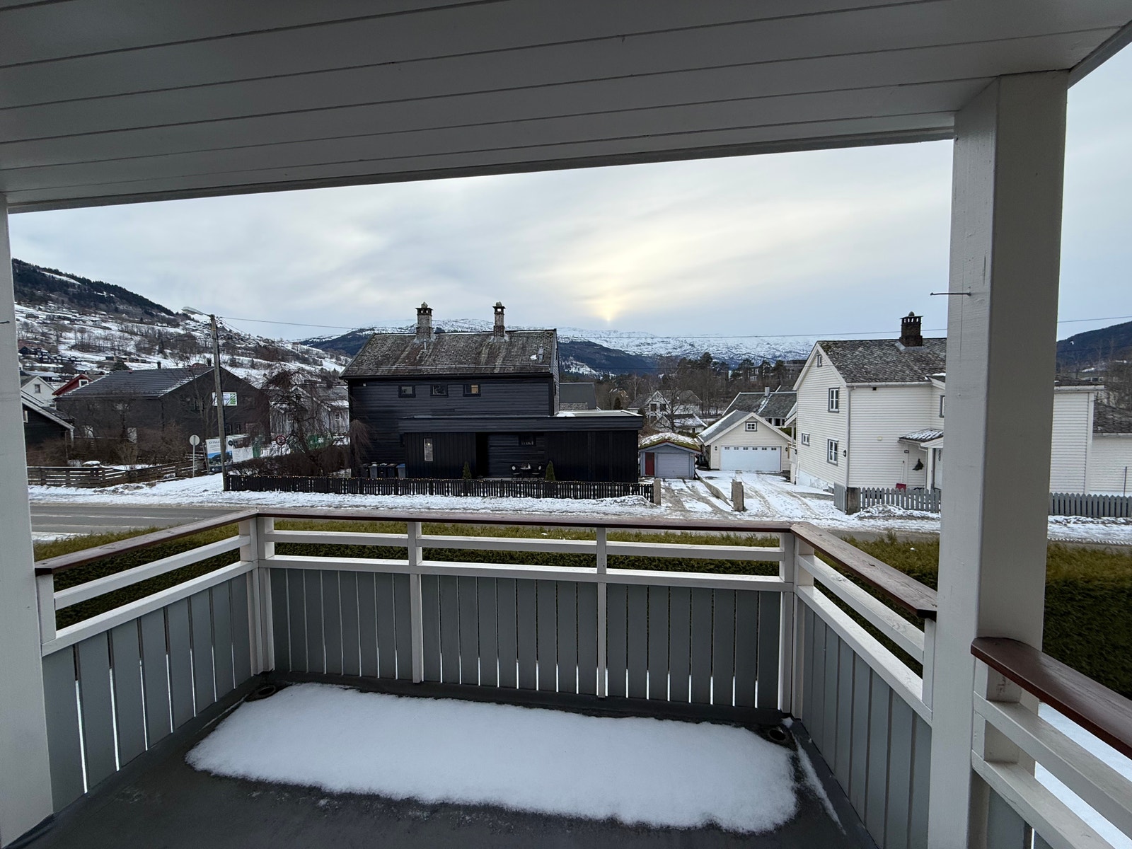 Veranda mot vest og utsikt mot Voss sentrum og Gråsida Galleribilde