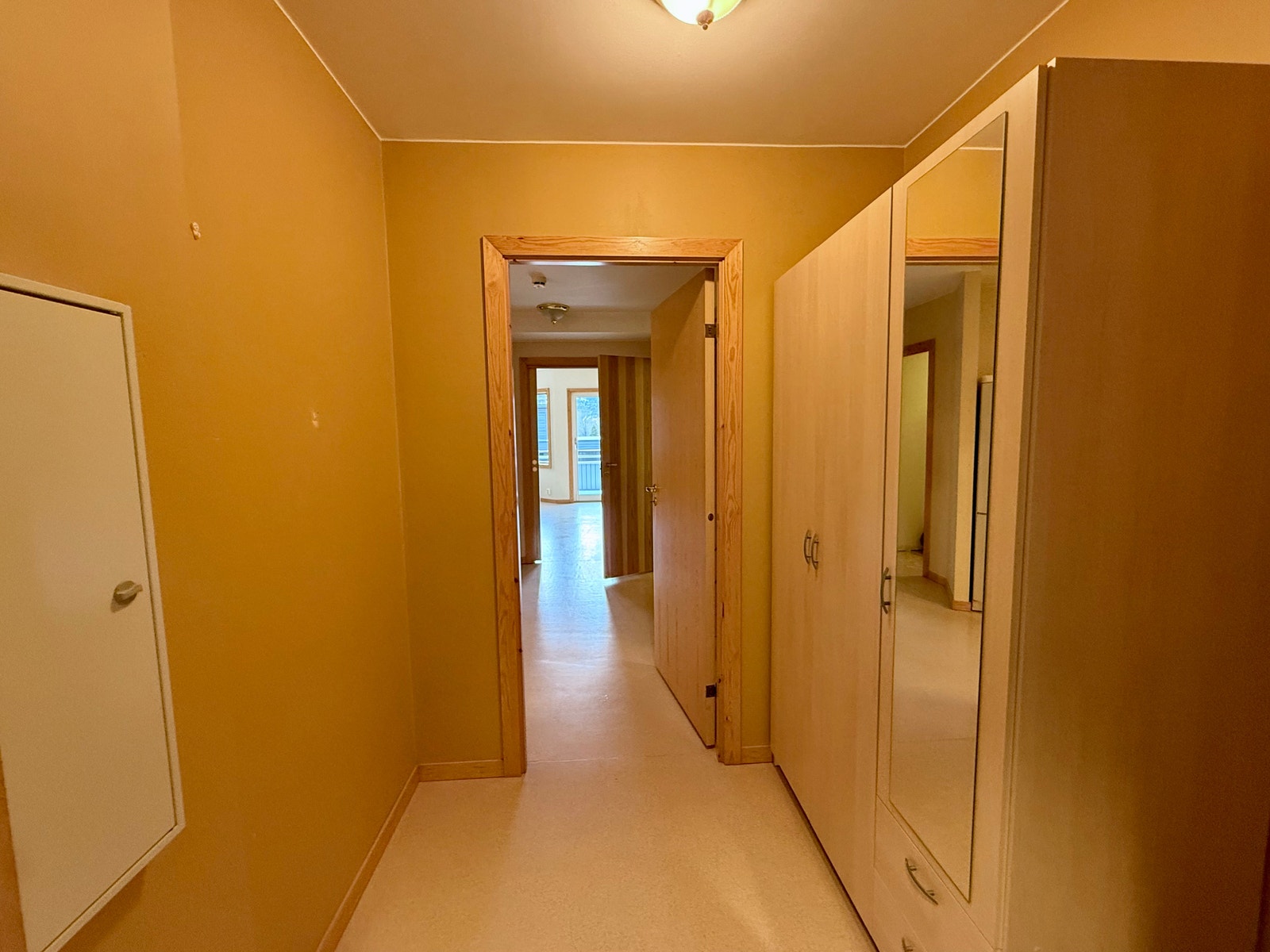 Gang med garderobeskap Galleribilde