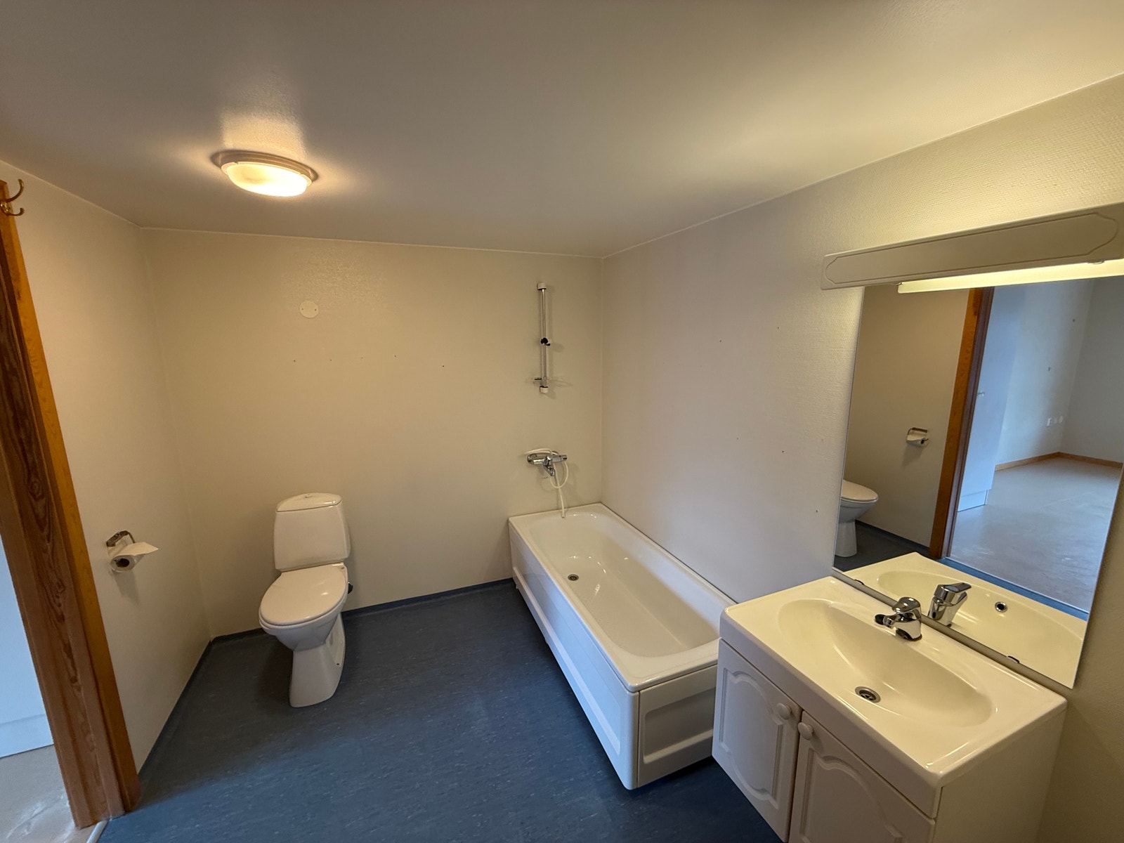 Bad - med inngang fra gang og soverom I Galleribilde