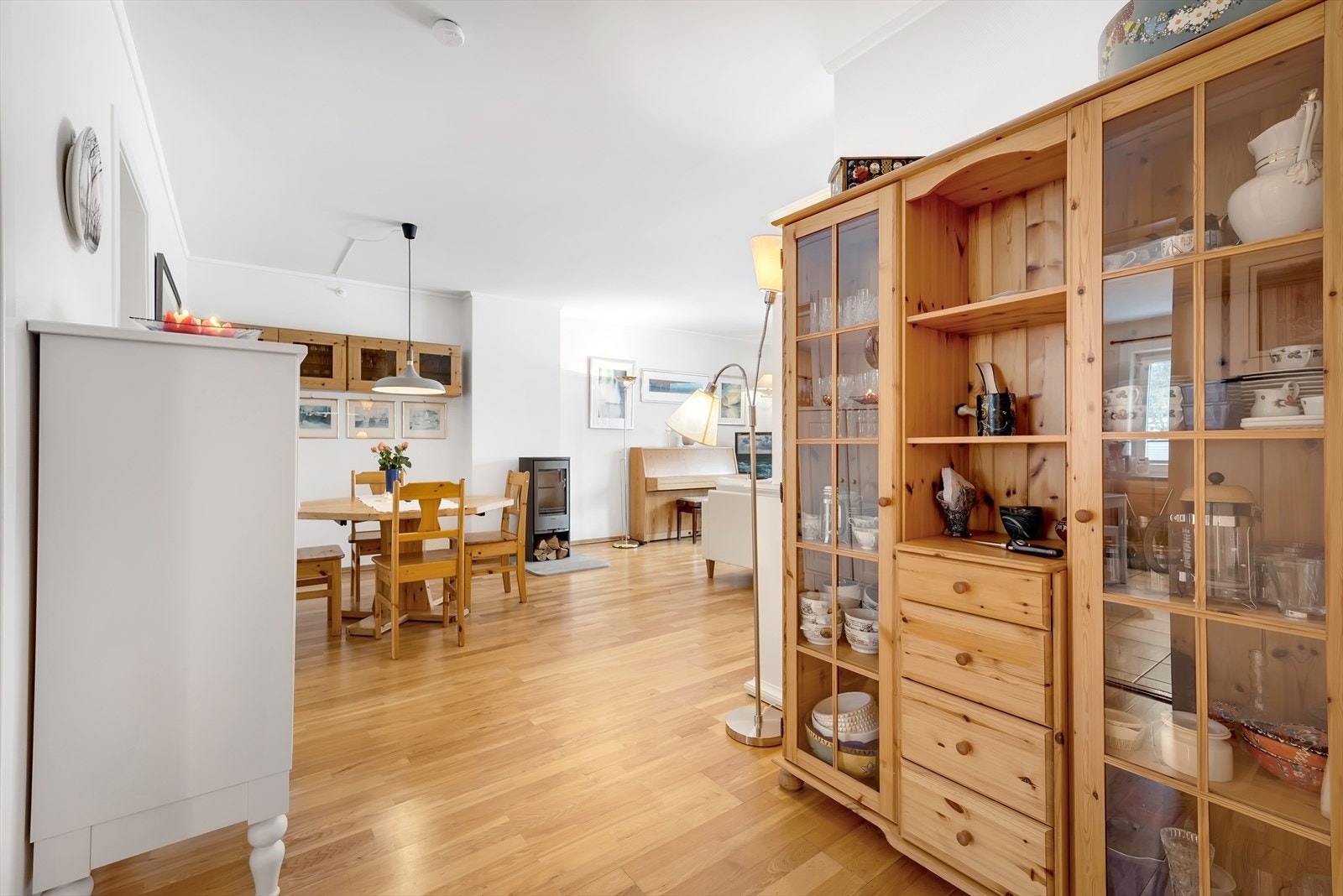 Leiligheten har en gjennomgående planløsning som gir gode lysforhold og en åpen romfølelse. Galleribilde