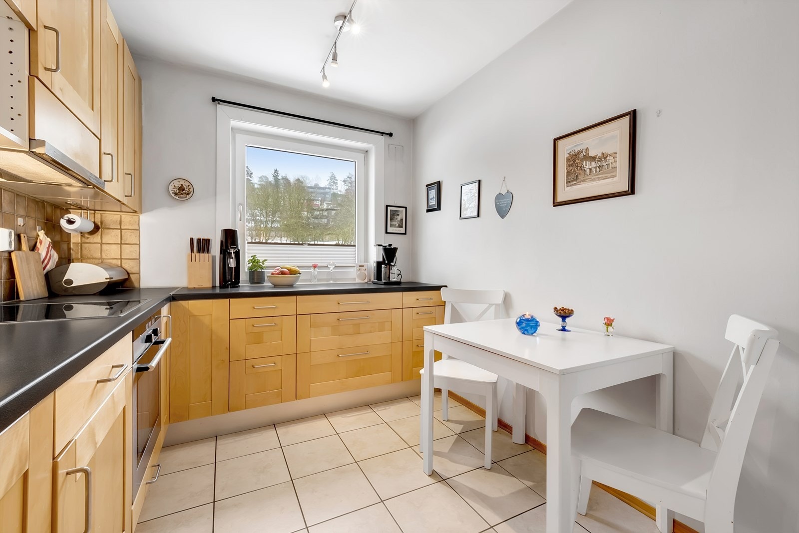 På kjøkkenet er det flislagt gulv med varmekabler og rom for en liten spiseplass. Galleribilde