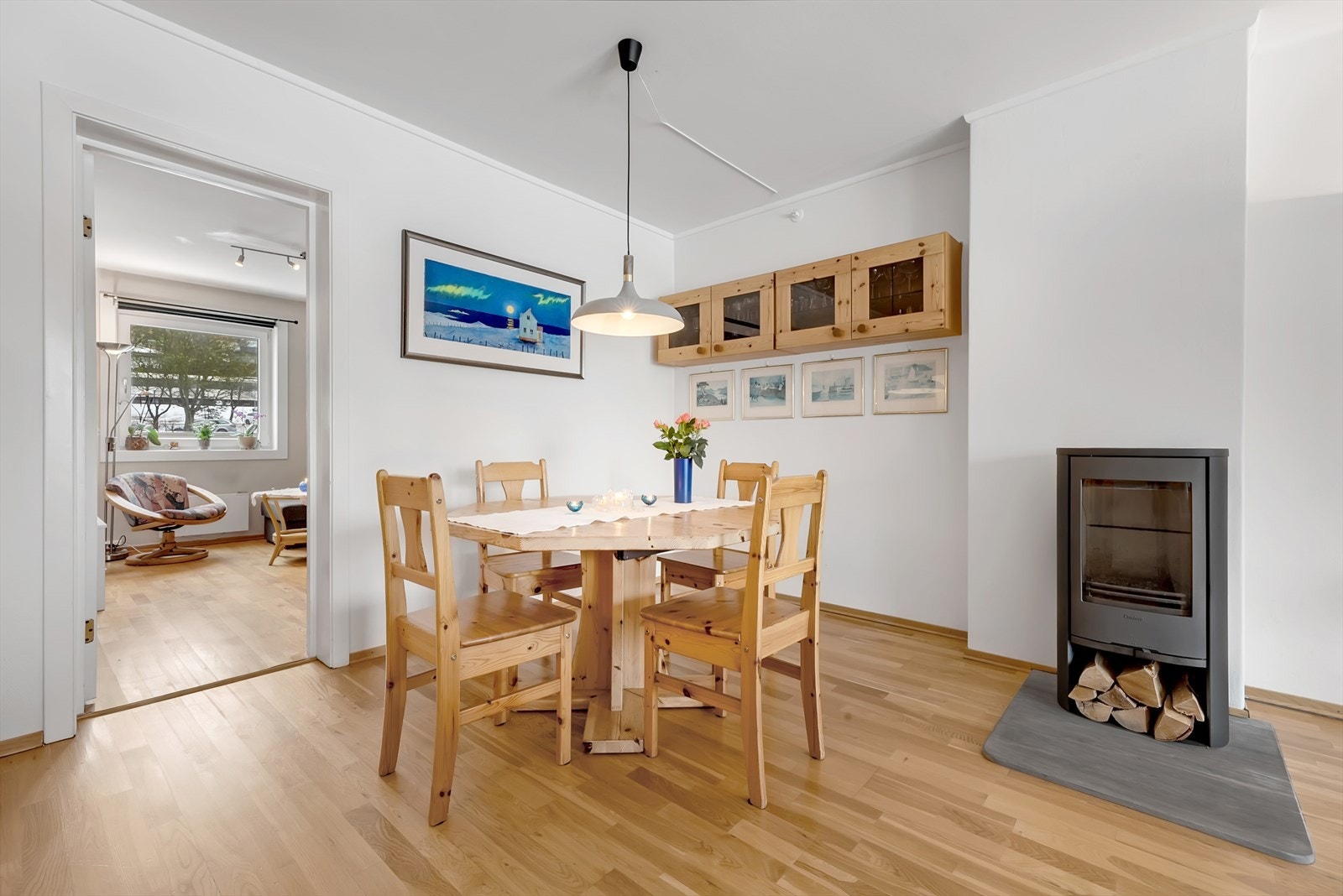 Den nye peisovnen fra 2022 gir både god varme og en hyggelig atmosfære. Galleribilde