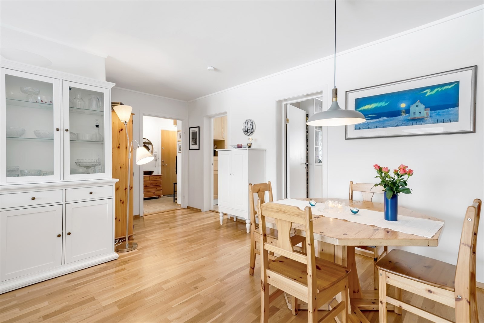 Spisestuen har en naturlig plassering mellom kjøkken og stue, ideelt for sosiale sammenkomster. Galleribilde