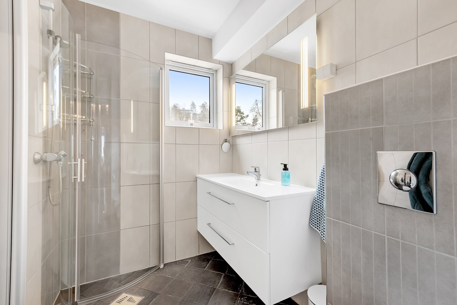 Hovedbadet ble oppgradert i 2009 og har flislagte overflater, varmekabler og dusj med inn- og utadslående vegger. Galleribilde