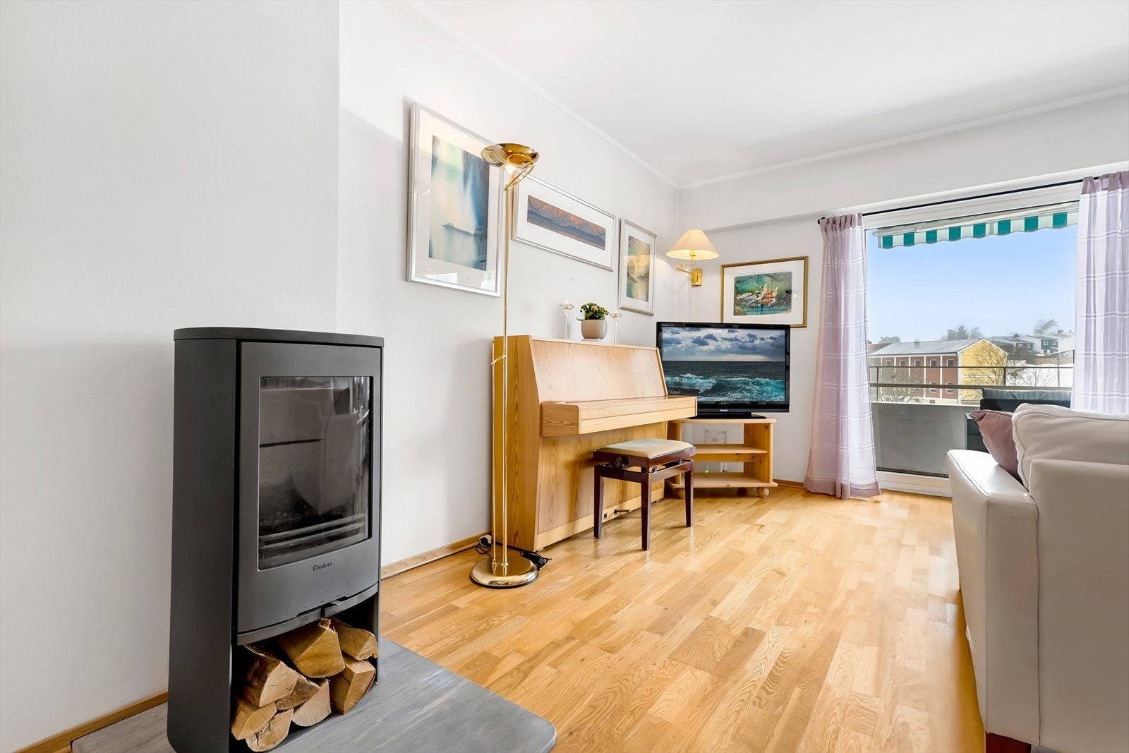 Fra stuen er det direkte utgang til en flott vestvendt balkong med gode solforhold. Galleribilde