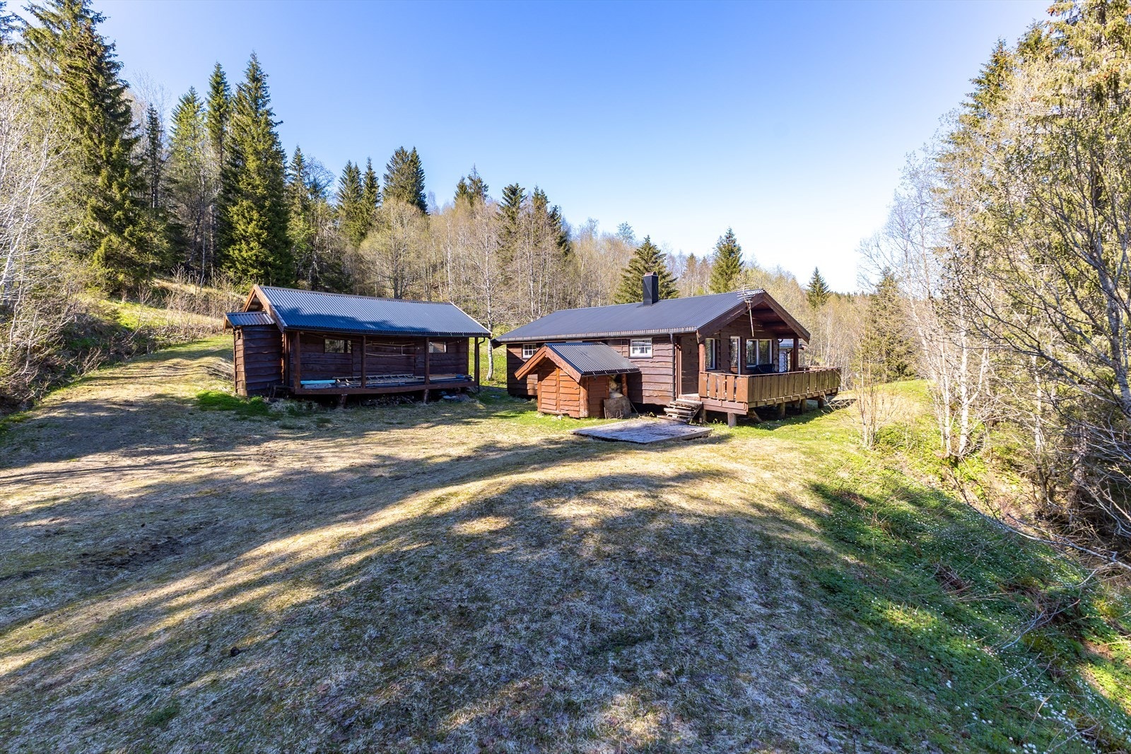 Hytta er hele 136m² med et uthus på 38m². Galleribilde