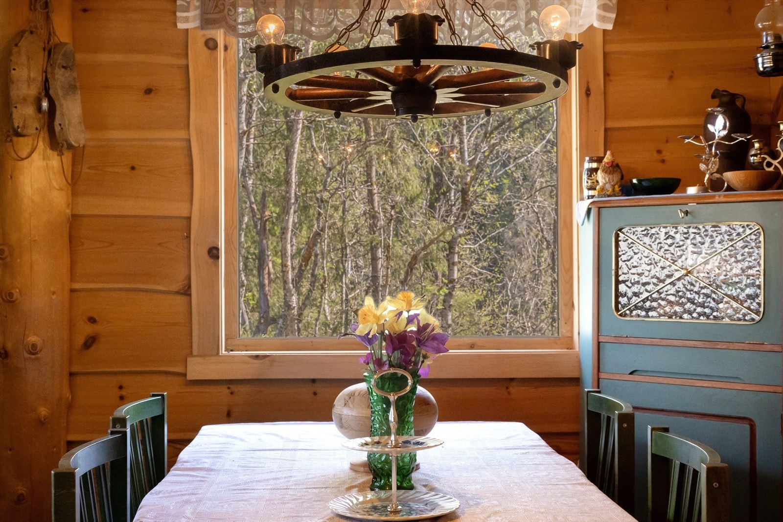 Her kan man nyte et godt måltid og nyte et fredfullt syn utover skogen. Galleribilde