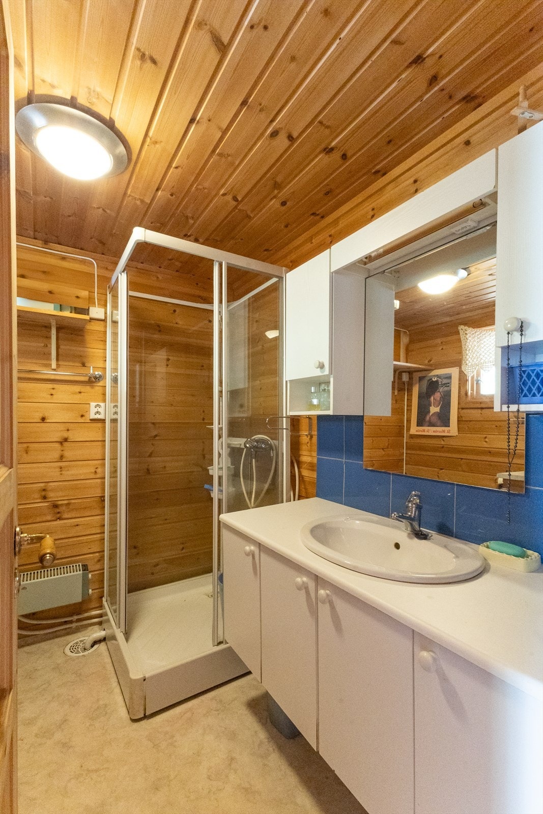 På badet er det belegg på gulvet, panel på vegger og himling, romslig innredning med nedfelt servant, toalett og dusjkabinett. Badet blir oppvarmet med panelovn. Galleribilde
