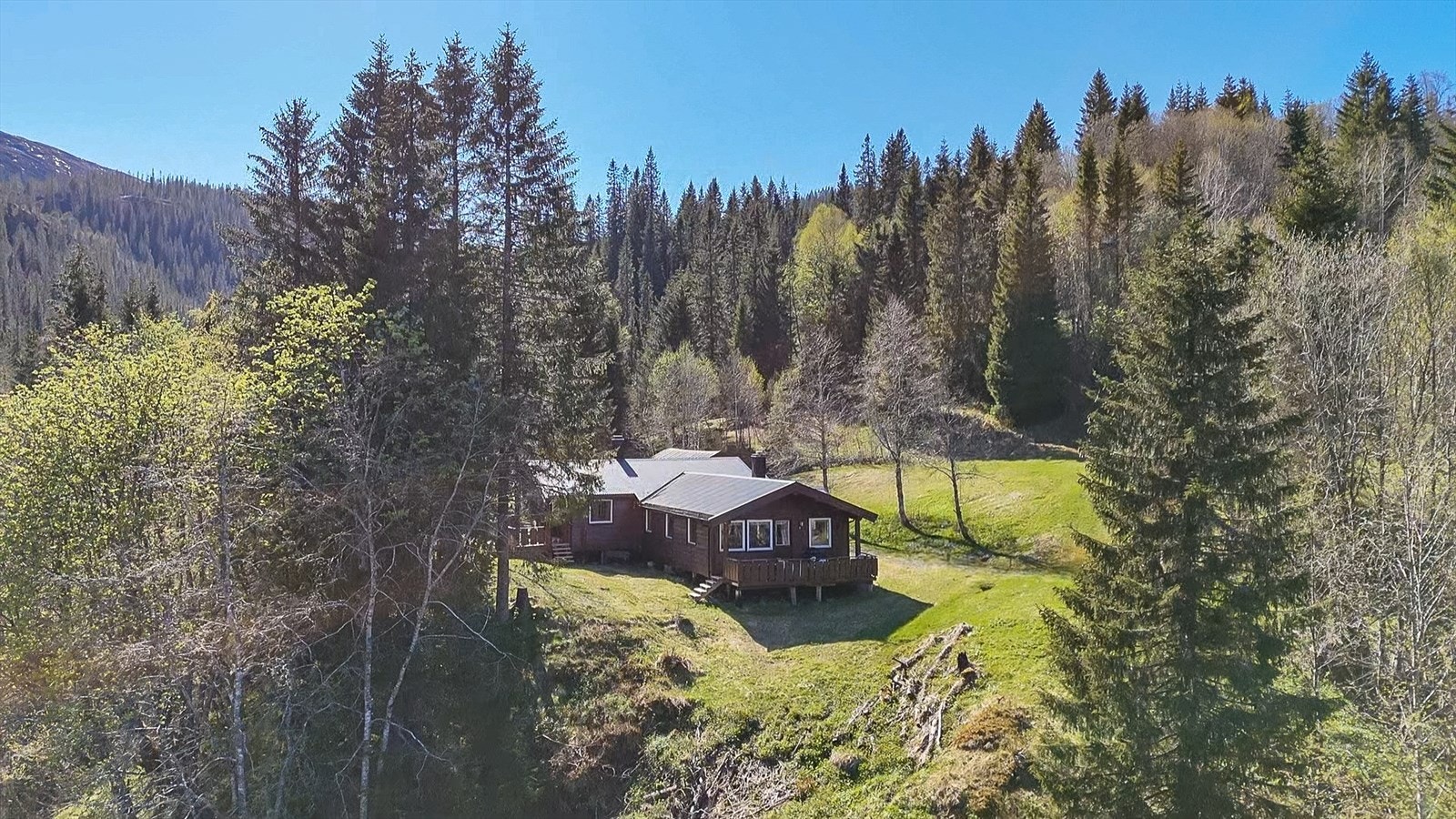 Hytta ligger flott til på en høyde med utsikt over Osvågen! Galleribilde