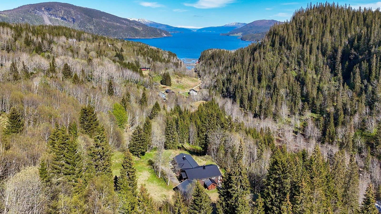 Eiendomsmegler Norge v/Eiendomsmegler MNEF Tomi Christian Johansen, tilbyr nå en unik sjanse til å være "off grid"! Sjarmerende, romslig hytte i Hestnesosen med utsikt ut over Osvågen. Galleribilde