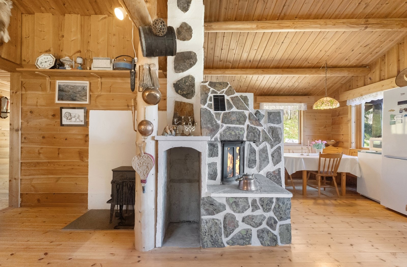 Hytten blir primært oppvarmet med vedfyring. Galleribilde