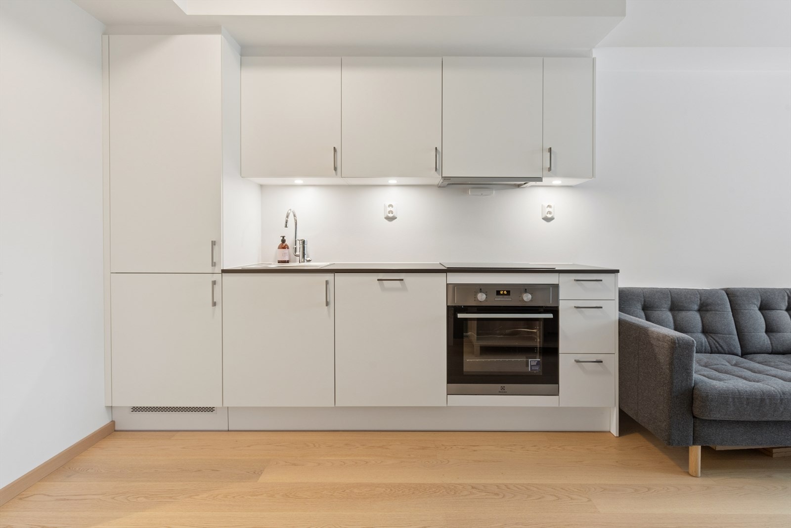 Delikat og moderne kjøkken med integrert koketopp, stekeovn, oppvaskmaskin og kombinert kjøl-/ og fryseskap. Galleribilde