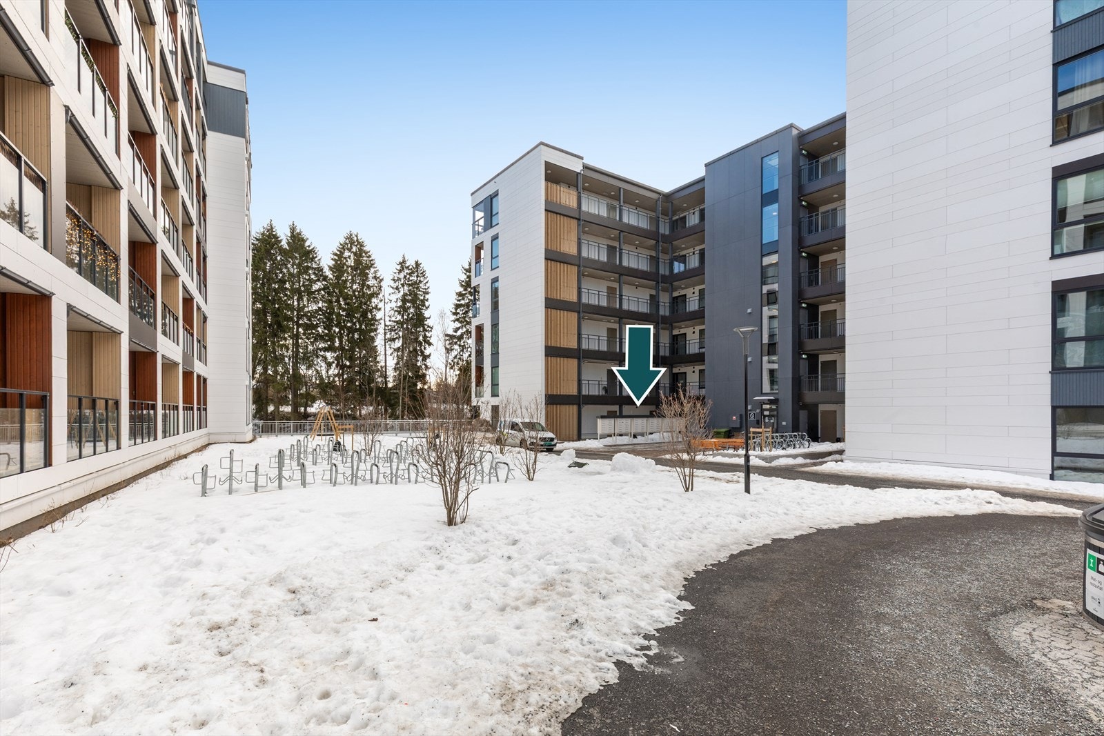 Leiligheten har egen inngang via svalgang. Her bor man i kort avstand til det meste på Jessheim. Galleribilde