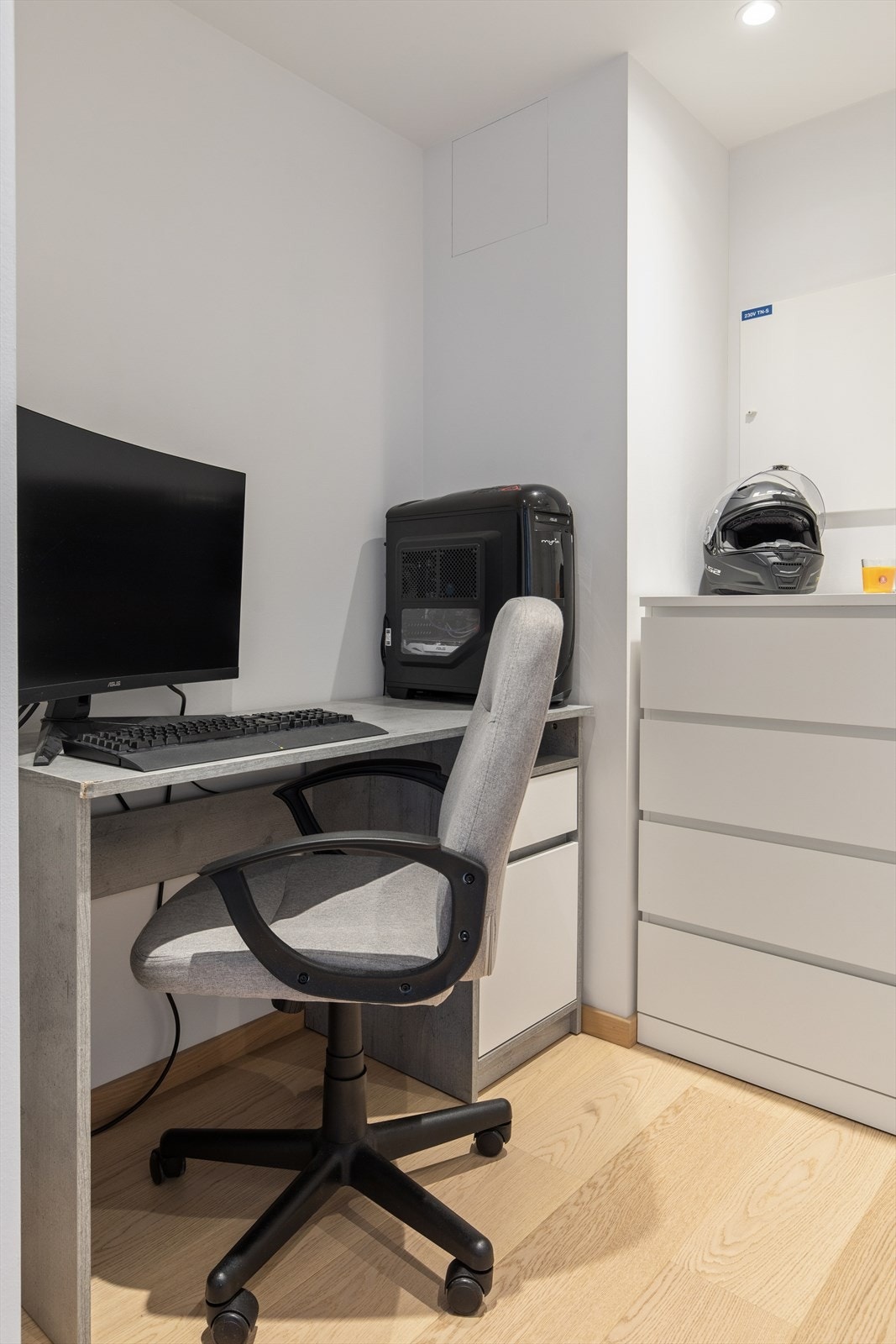 I gangen har selger valgt å ha en kontorløsning. Plass til pult, stol og evt. kommode for ytterligere oppbevaring. Galleribilde