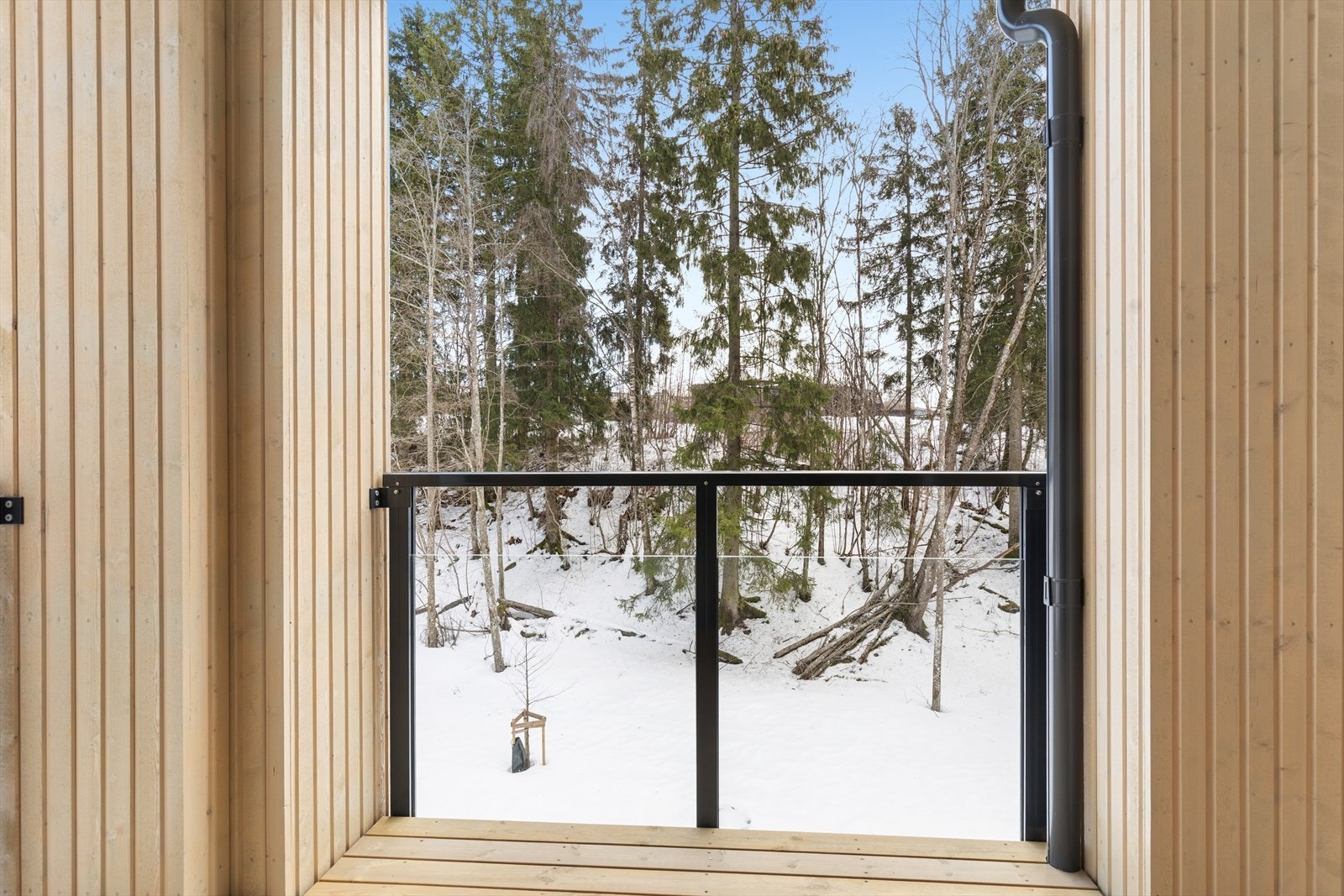 Balkongen er romslig med god plass til utemøbler. Galleribilde