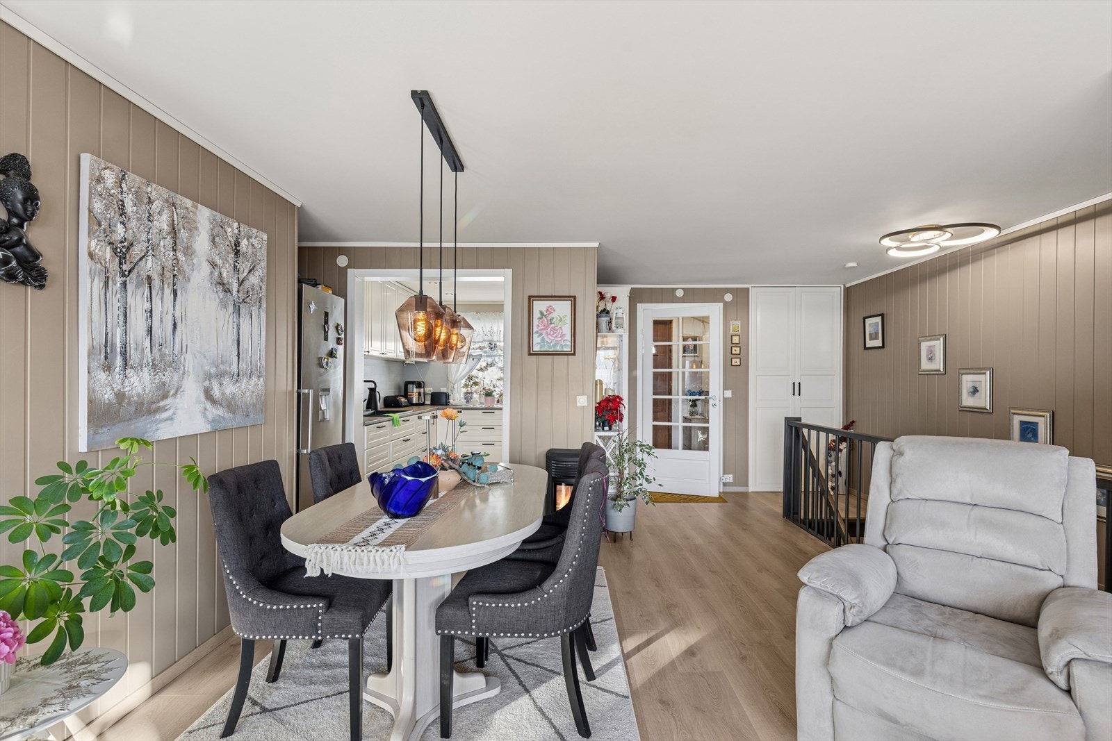 Spisestuen ligger i praktisk tilknytning til kjøkkenet, ideelt for måltider og samvær. Galleribilde