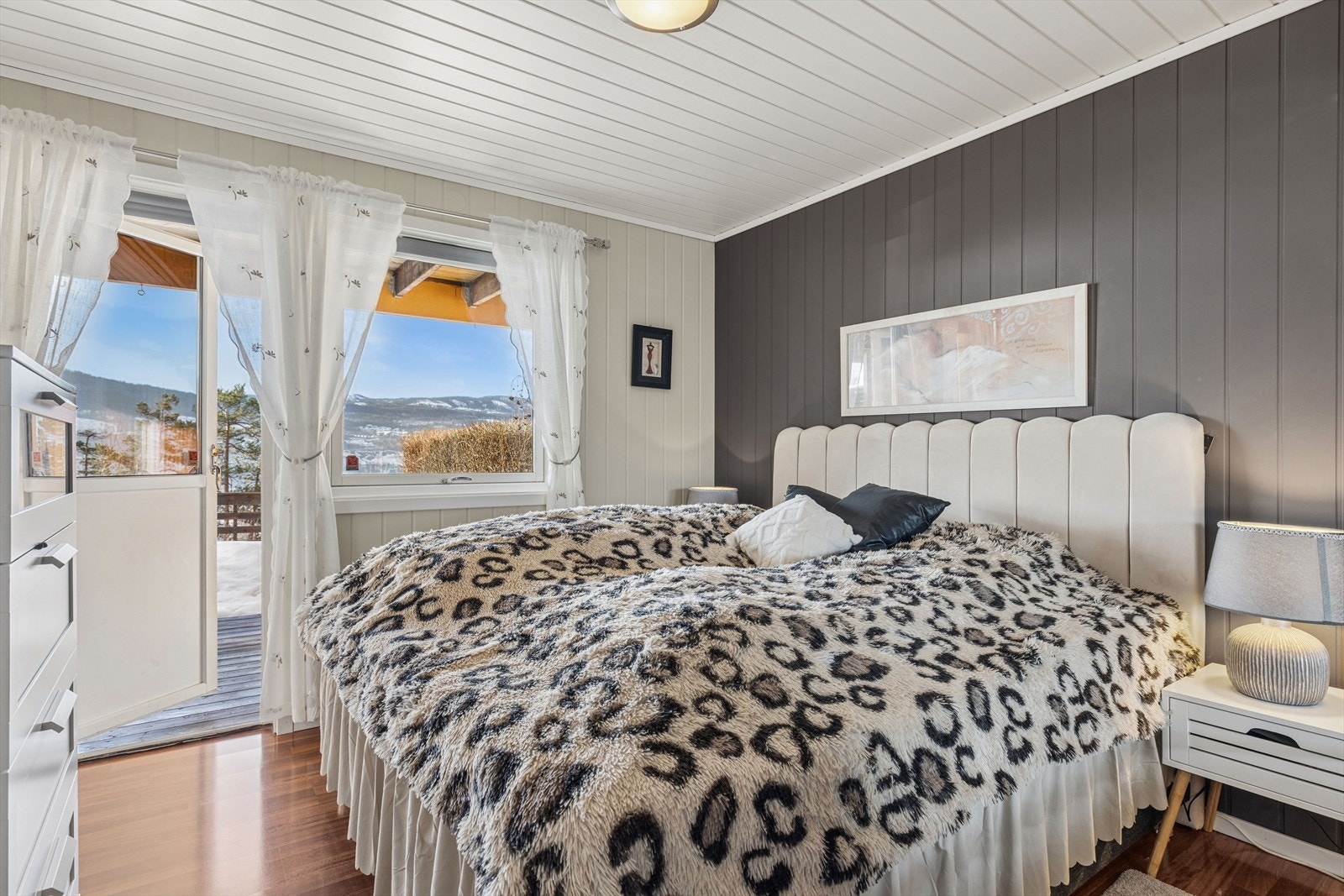 Hovedsoverommet er romslig og har direkte utgang til terrassen i underetasjen. Galleribilde