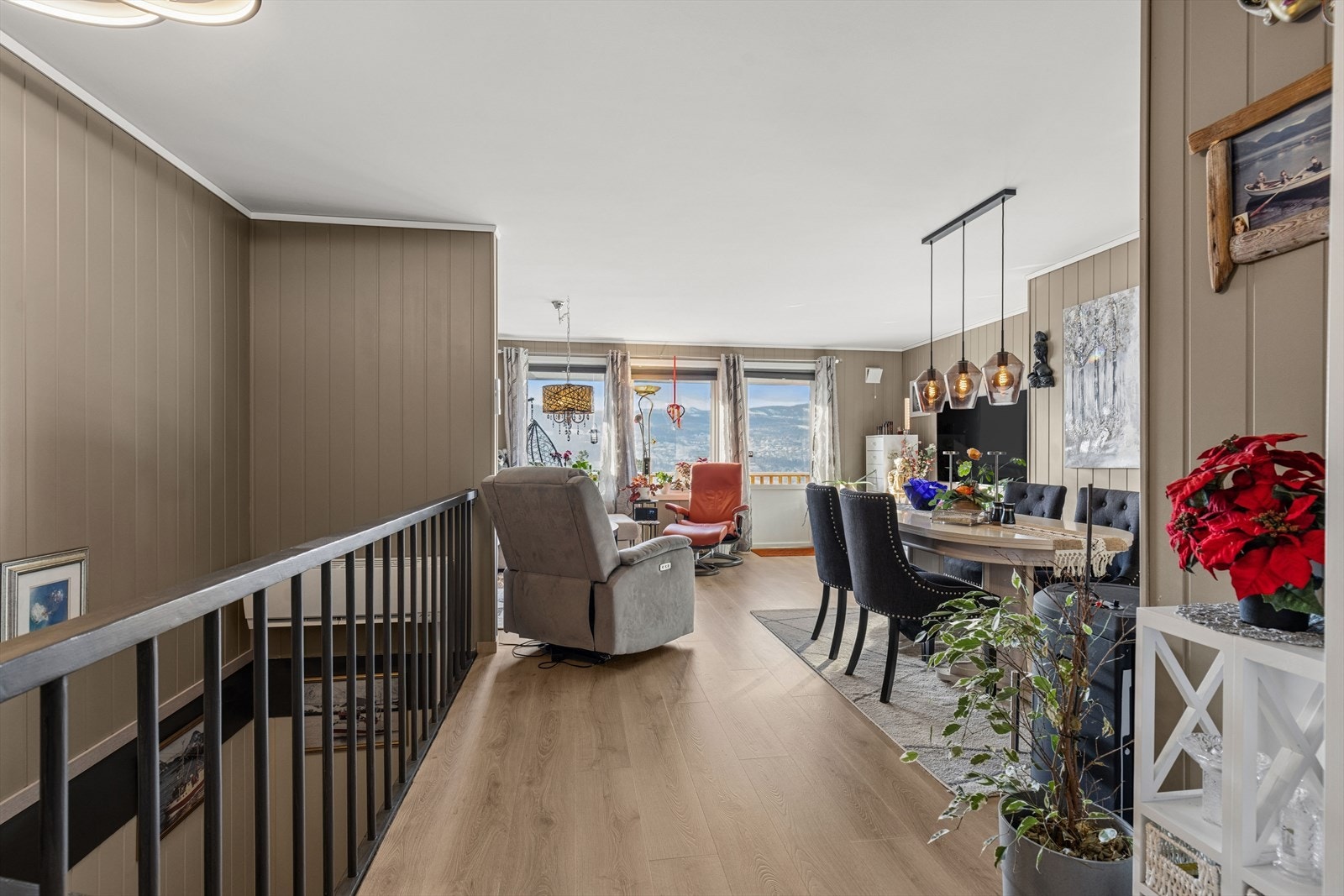 Den malte tretrappen leder ned til boligens underetasje med soveromsavdeling. Galleribilde