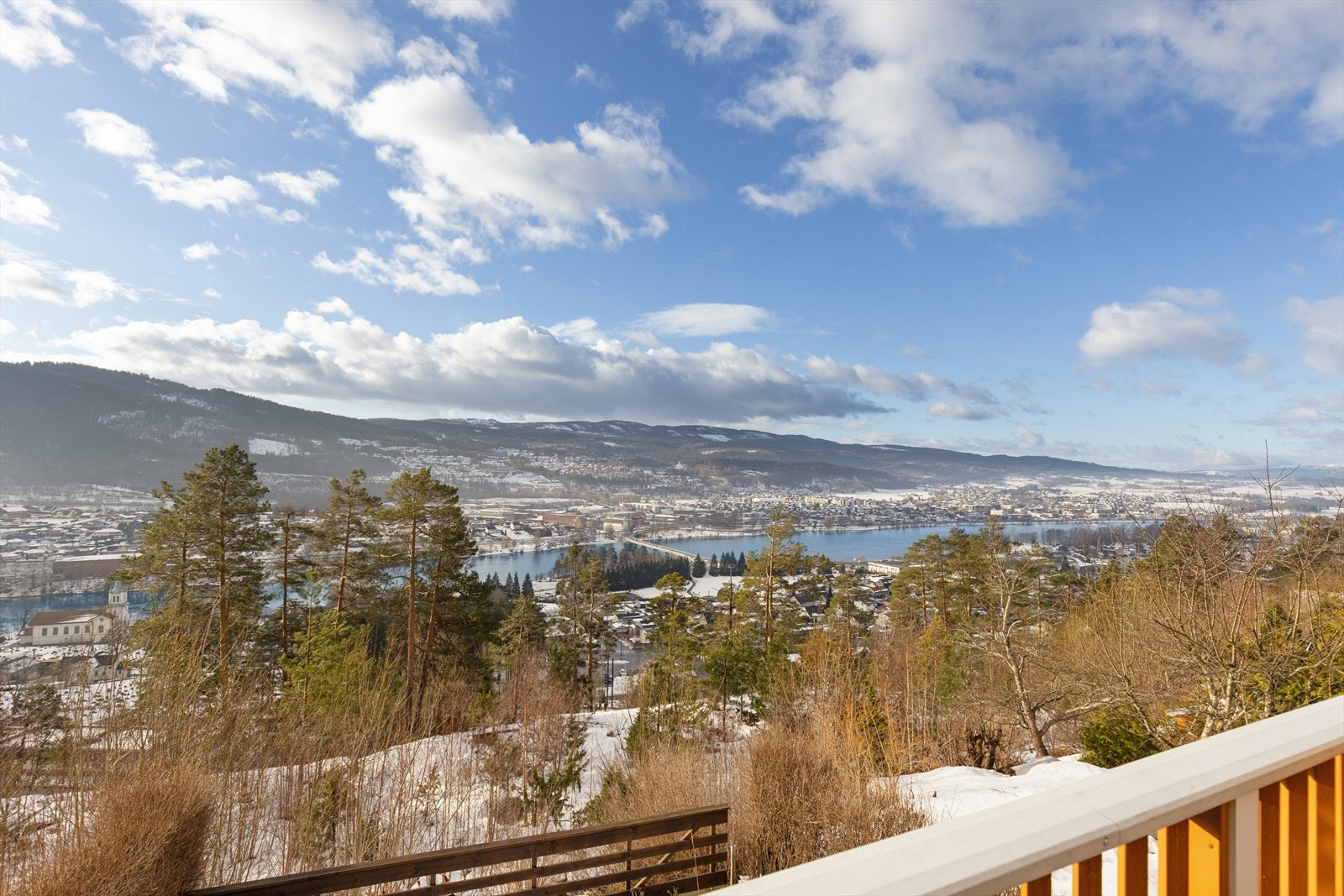 Området er familievennlig med kort avstand til blant annet Stenseth skole og Eknes ungdomsskole. Galleribilde