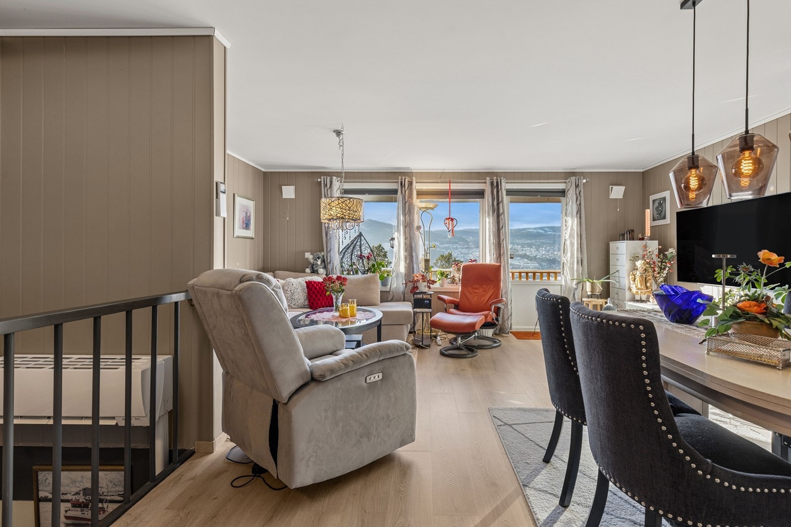 Fra stuen er det direkte utgang til en romslig altan på ca. 13 m². Galleribilde